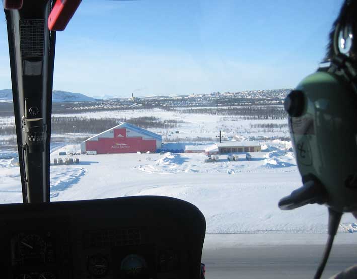 Arena Artica under inflygning från helikopter...