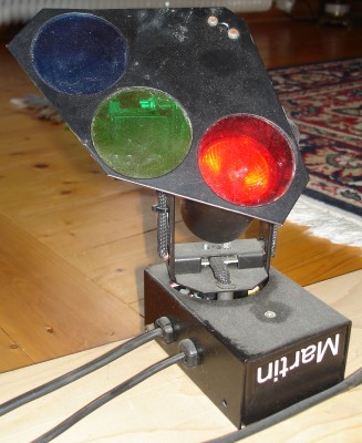 Ett huvud i närbild. Som synes kan man få tre färger plus vit.