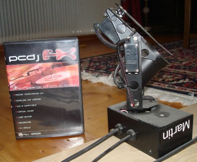 Samma huvud från sidan. Fodralet är till för storleksbedömning, och det var det mest ljus-relaterade jag kom på i en hast :-)