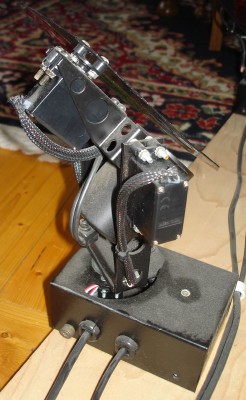 Huvudet ytterligare vridet.