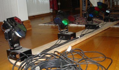 Fyra huvuden på en bräda. Ungefär så här mycket plats behövs mellan varje huvud då de viftar ganska mycket.