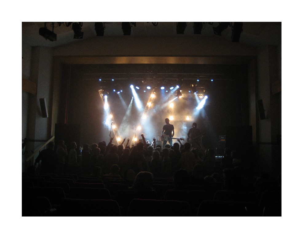 Kvällens huvudband, Mammuth. Riktigt proffsiga och lätta att jobba med, dock var bassisten tjurig i början för att han hade tappat en skruv till sin bas.