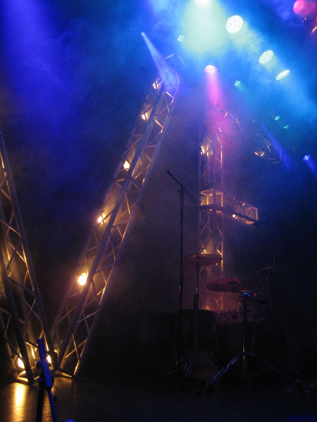 Kvällen till ära tillverkades ett V och ett F i tross (VärgårdsFestivalen) dessa fyldes med bygglampor och fungerade som blinders, över förväntan bra!