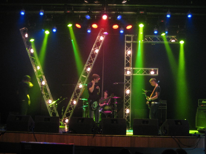 Flagstaff, ett band som var svårt att sammarbeta med, hade mycket svårt att kompromissa. Men men det var ju punk ;)