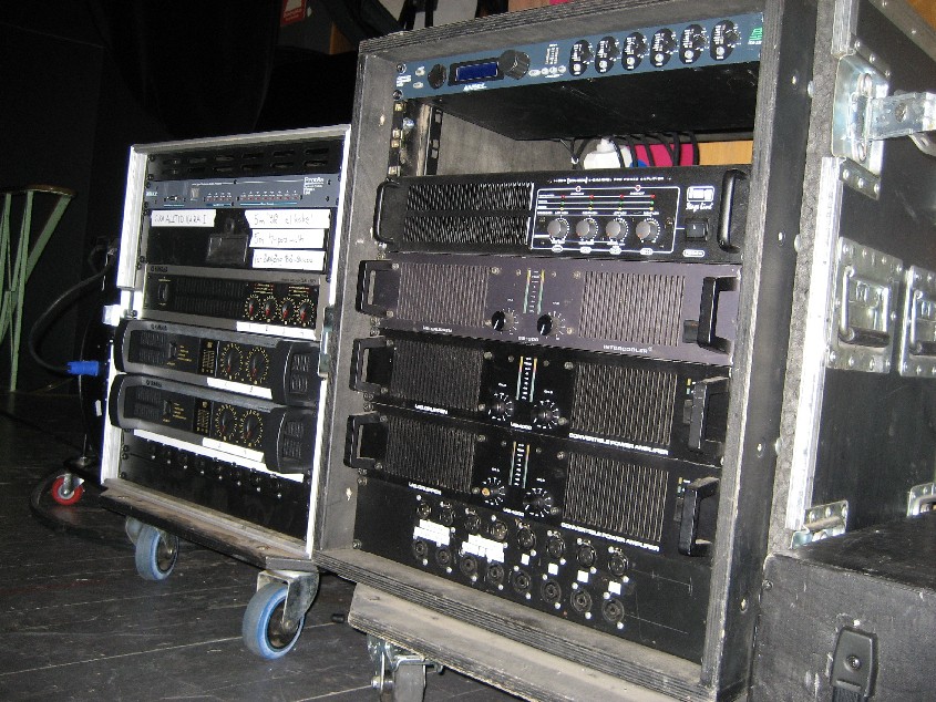 Amp Land, till höger FOH-rack och till vänster monitorrack