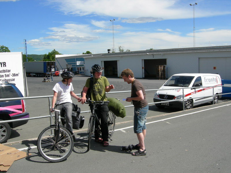 Dom två första deltagarna anlände på cykel dagen innan Dreamhack öppnades. Dom har cyklat från Sthlm, dvs ~34 mil(!!!).