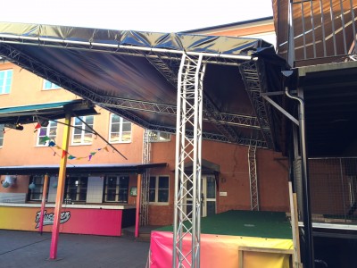 Taket på plats, Scentak