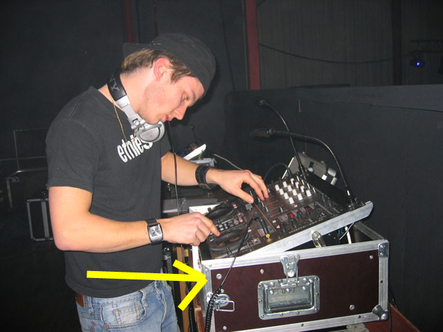 gula pilen visar den stora niten som är "gångjärn", 1400:-