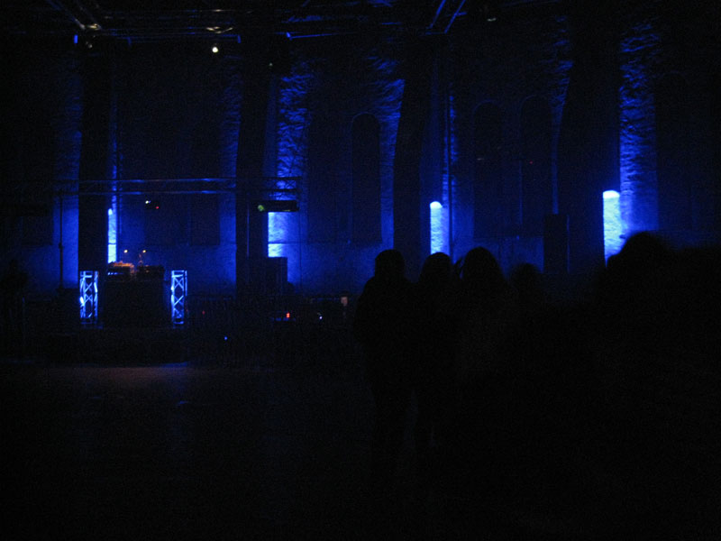 Blå miljöbelysning med LED64 RGB på vägg och LED36 i tross...